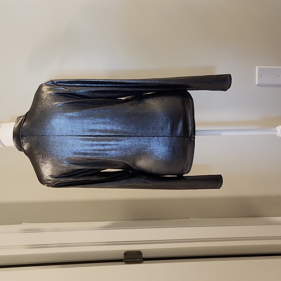 Forever 21~ Silver Metallic Mock Neck Top Size 2X - Picture 5 of 6